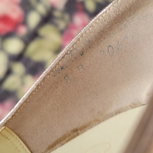 Vintage 1960s gold party shoes - Picture 6 of 7